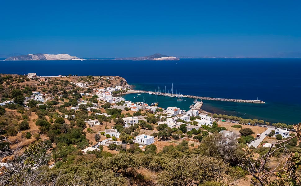 Πάλοι, ψαροχώρι στην Νίσυρο με μικρή Μαρίνα. 